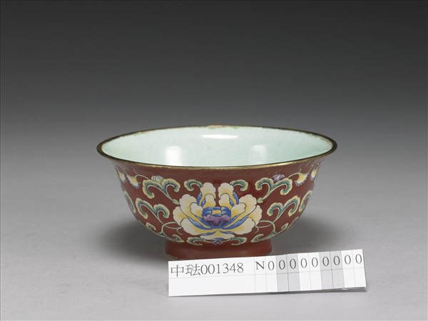 銅胎畫琺瑯紅地花卉紋碗