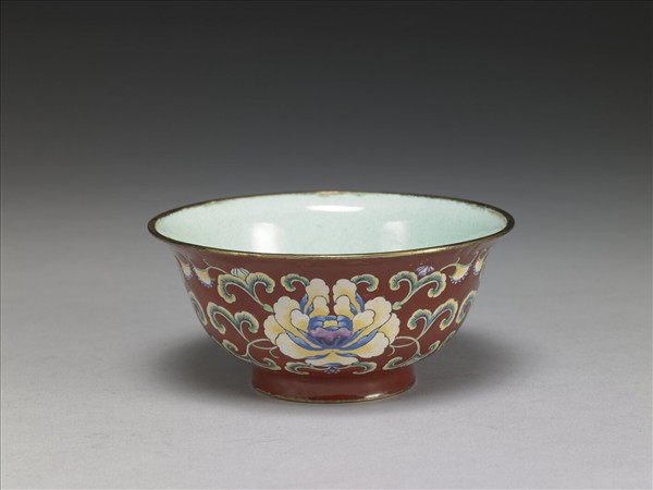 銅胎畫琺瑯紅地花卉紋碗