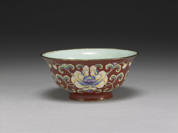 銅胎畫琺瑯紅地花卉紋碗