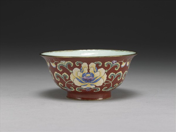 銅胎畫琺瑯紅地花卉紋碗