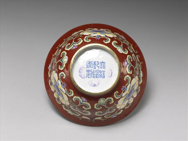 銅胎畫琺瑯紅地花卉紋碗