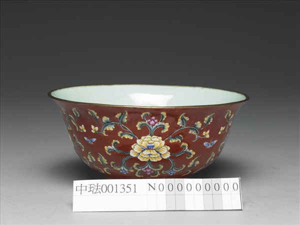 銅胎畫琺瑯紅地轉枝花卉紋碗