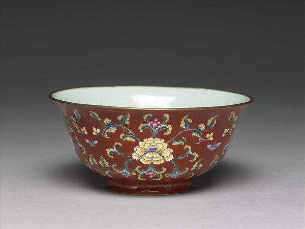 銅胎畫琺瑯紅地轉枝花卉紋碗
