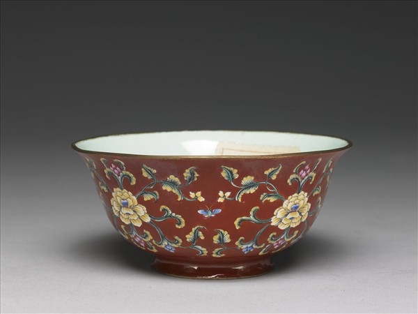 銅胎畫琺瑯紅地轉枝花卉紋碗