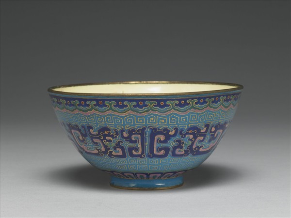 銅胎畫琺瑯藍地龍紋碗