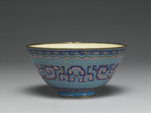 銅胎畫琺瑯藍地龍紋碗