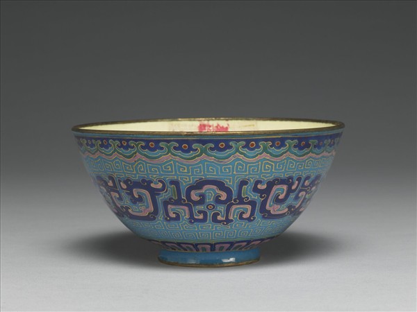 銅胎畫琺瑯藍地龍紋碗