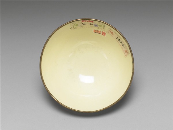 銅胎畫琺瑯藍地龍紋碗