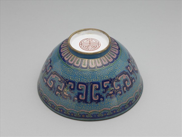 銅胎畫琺瑯藍地龍紋碗