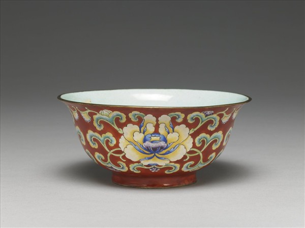 銅胎畫琺瑯紅地花卉紋碗