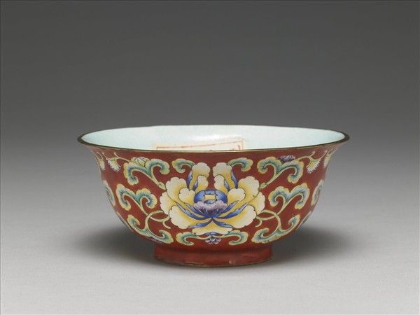 銅胎畫琺瑯紅地花卉紋碗