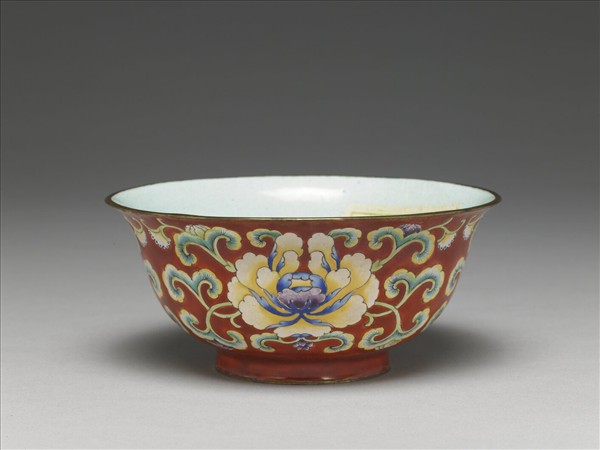 銅胎畫琺瑯紅地花卉紋碗