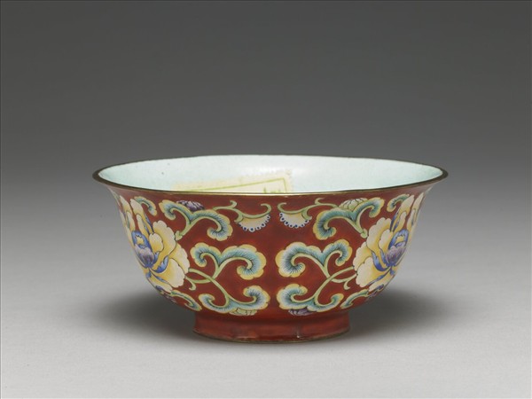 銅胎畫琺瑯紅地花卉紋碗