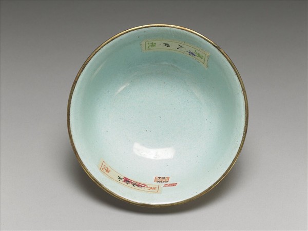 銅胎畫琺瑯紅地花卉紋碗