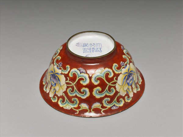 銅胎畫琺瑯紅地花卉紋碗