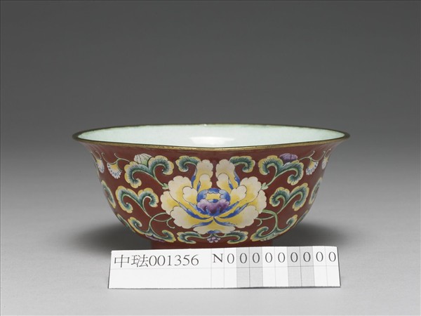 銅胎畫琺瑯紅地花卉紋碗