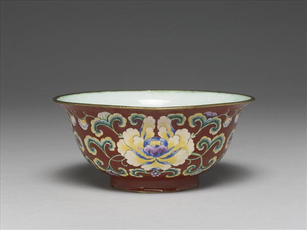 銅胎畫琺瑯紅地花卉紋碗