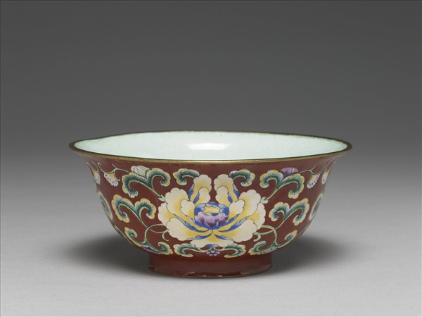 銅胎畫琺瑯紅地花卉紋碗