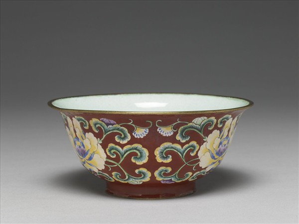 銅胎畫琺瑯紅地花卉紋碗
