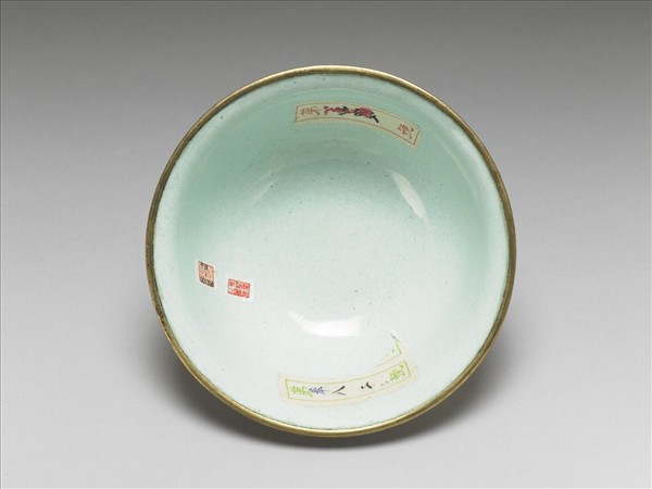 銅胎畫琺瑯紅地花卉紋碗