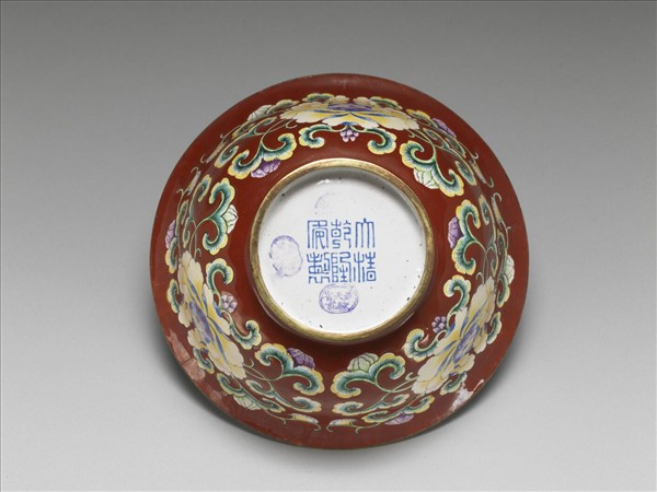 銅胎畫琺瑯紅地花卉紋碗