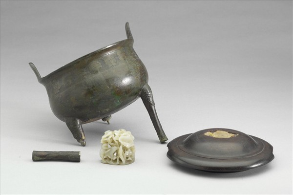 圓渦四瓣目紋鼎