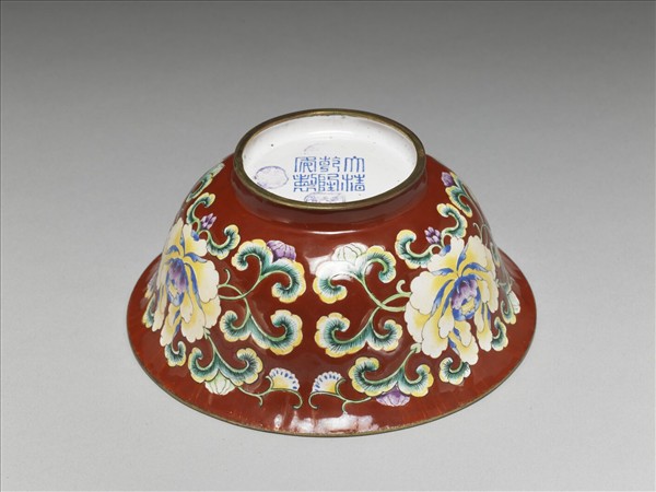 銅胎畫琺瑯紅地花卉紋碗