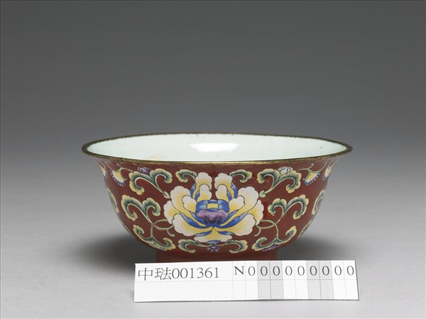 銅胎畫琺瑯紅地花卉紋碗