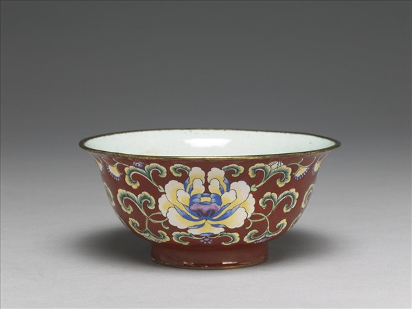 銅胎畫琺瑯紅地花卉紋碗
