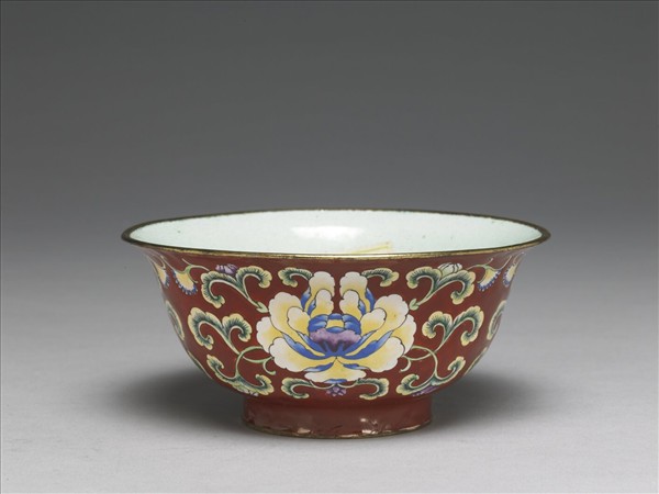 銅胎畫琺瑯紅地花卉紋碗