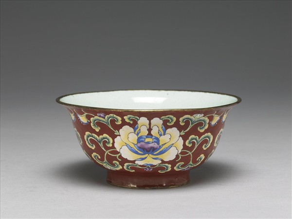 銅胎畫琺瑯紅地花卉紋碗