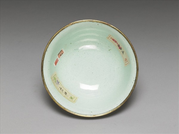 銅胎畫琺瑯紅地花卉紋碗