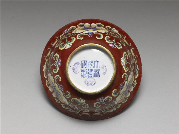 銅胎畫琺瑯紅地花卉紋碗