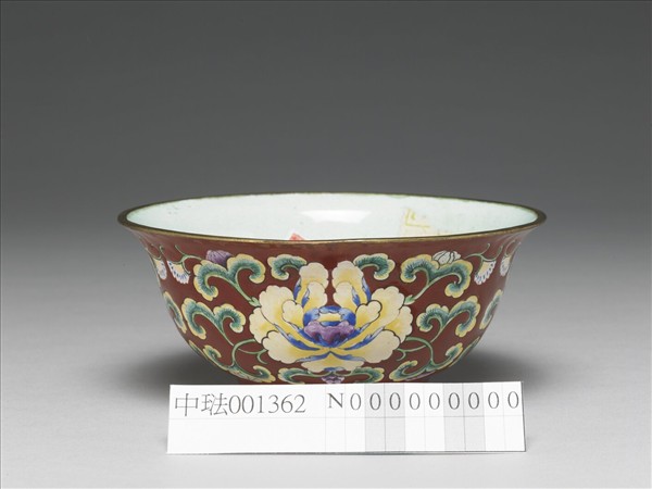 銅胎畫琺瑯紅地花卉紋碗