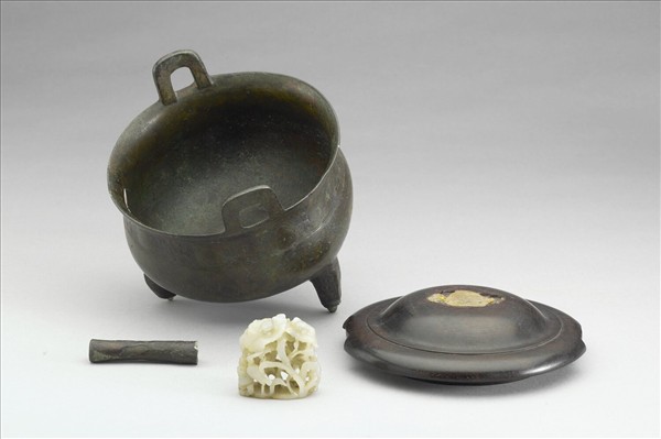 圓渦四瓣目紋鼎