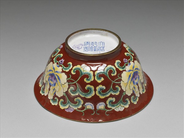 銅胎畫琺瑯紅地花卉紋碗