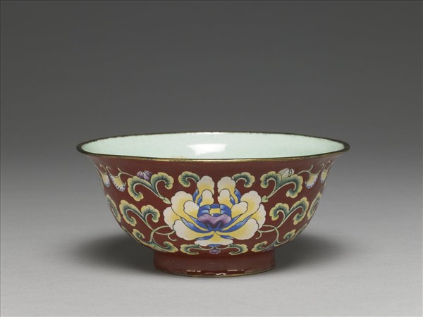 銅胎畫琺瑯紅地花卉紋碗