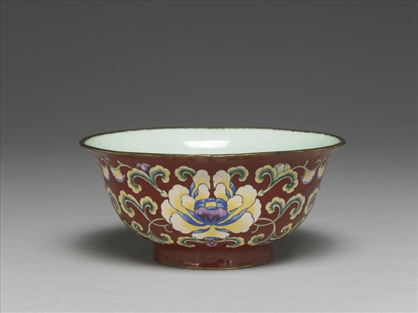 銅胎畫琺瑯紅地花卉紋碗