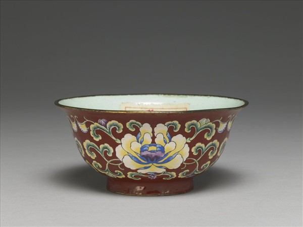 銅胎畫琺瑯紅地花卉紋碗