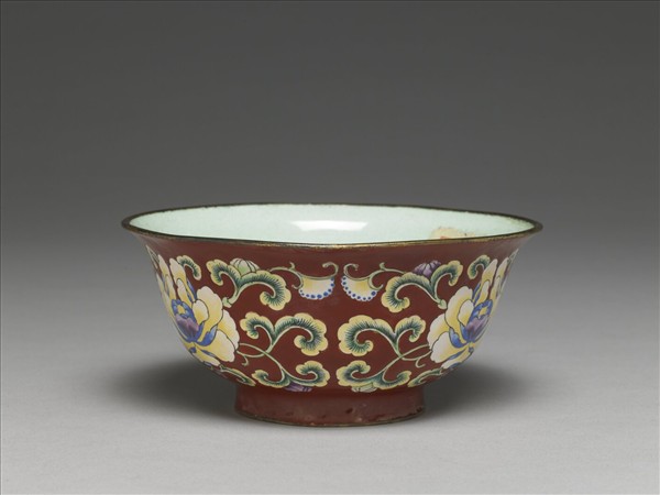 銅胎畫琺瑯紅地花卉紋碗