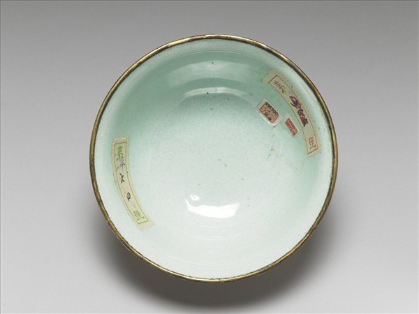 銅胎畫琺瑯紅地花卉紋碗