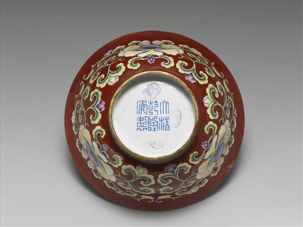 銅胎畫琺瑯紅地花卉紋碗