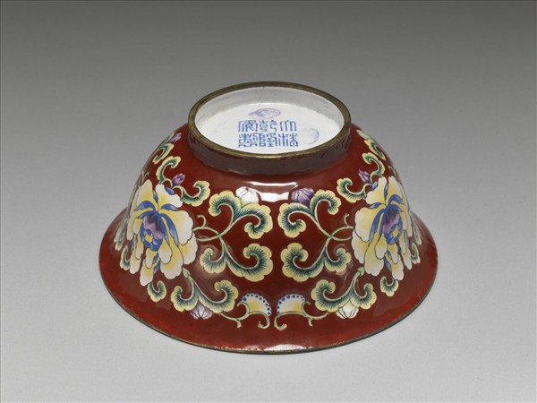 銅胎畫琺瑯紅地花卉紋碗