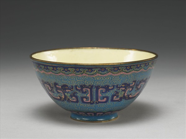 銅胎畫琺瑯藍地龍紋碗