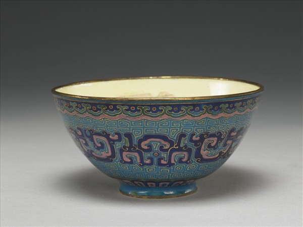 銅胎畫琺瑯藍地龍紋碗