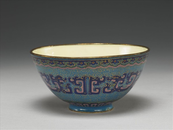 銅胎畫琺瑯藍地龍紋碗