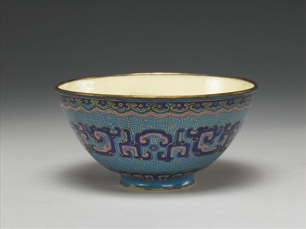 銅胎畫琺瑯藍地龍紋碗