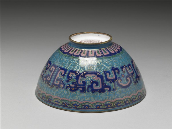 銅胎畫琺瑯藍地龍紋碗