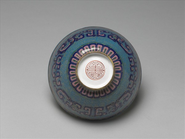 銅胎畫琺瑯藍地龍紋碗