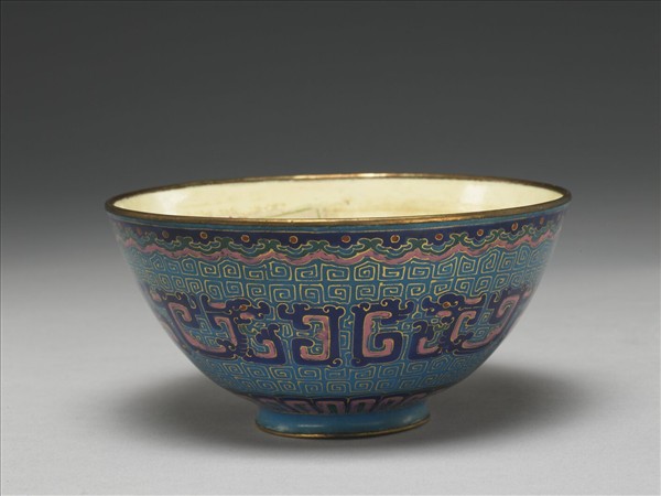 銅胎畫琺瑯藍地龍紋碗